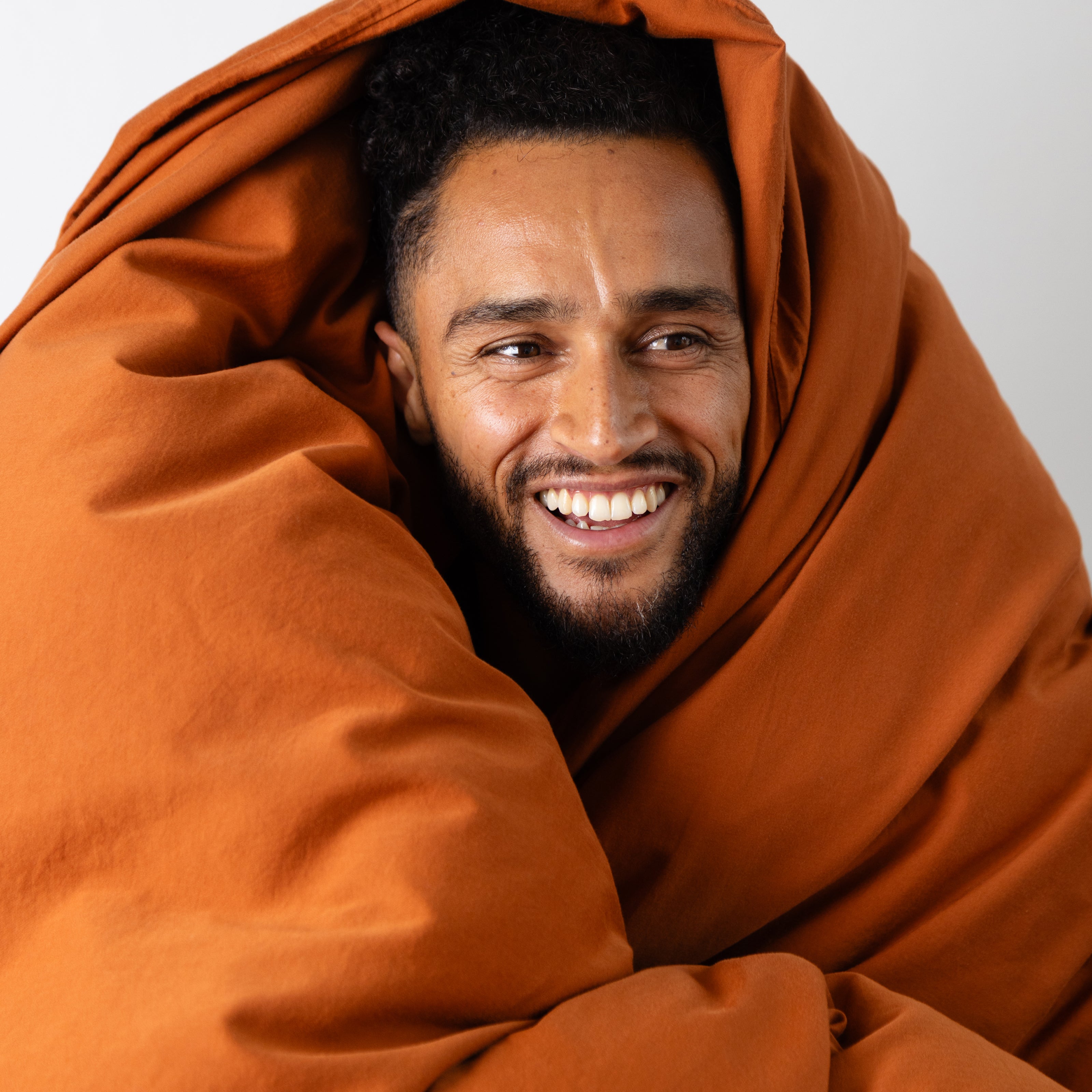 Rustrød Sengesett i matt sateng