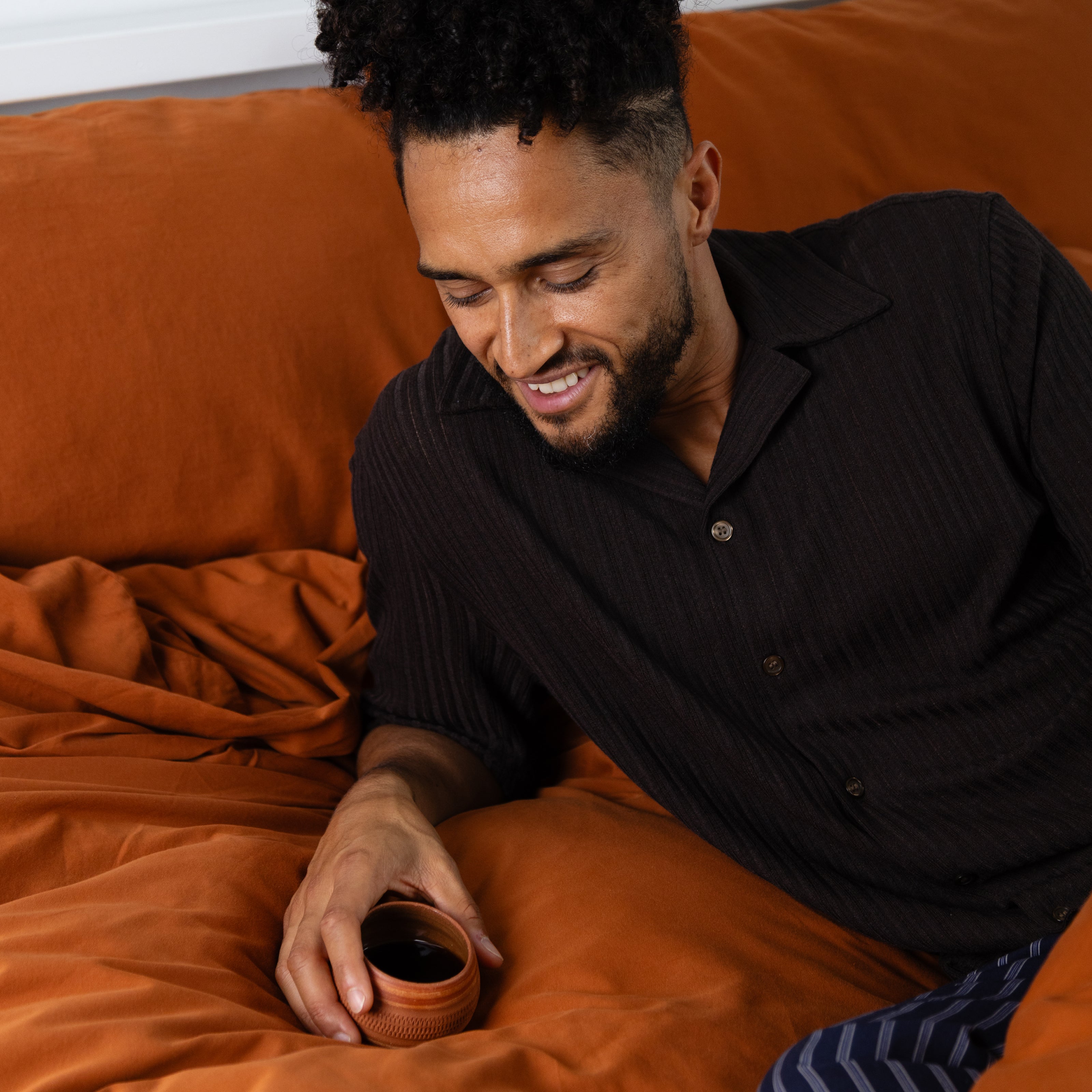 Rustrød Sengesett i matt sateng