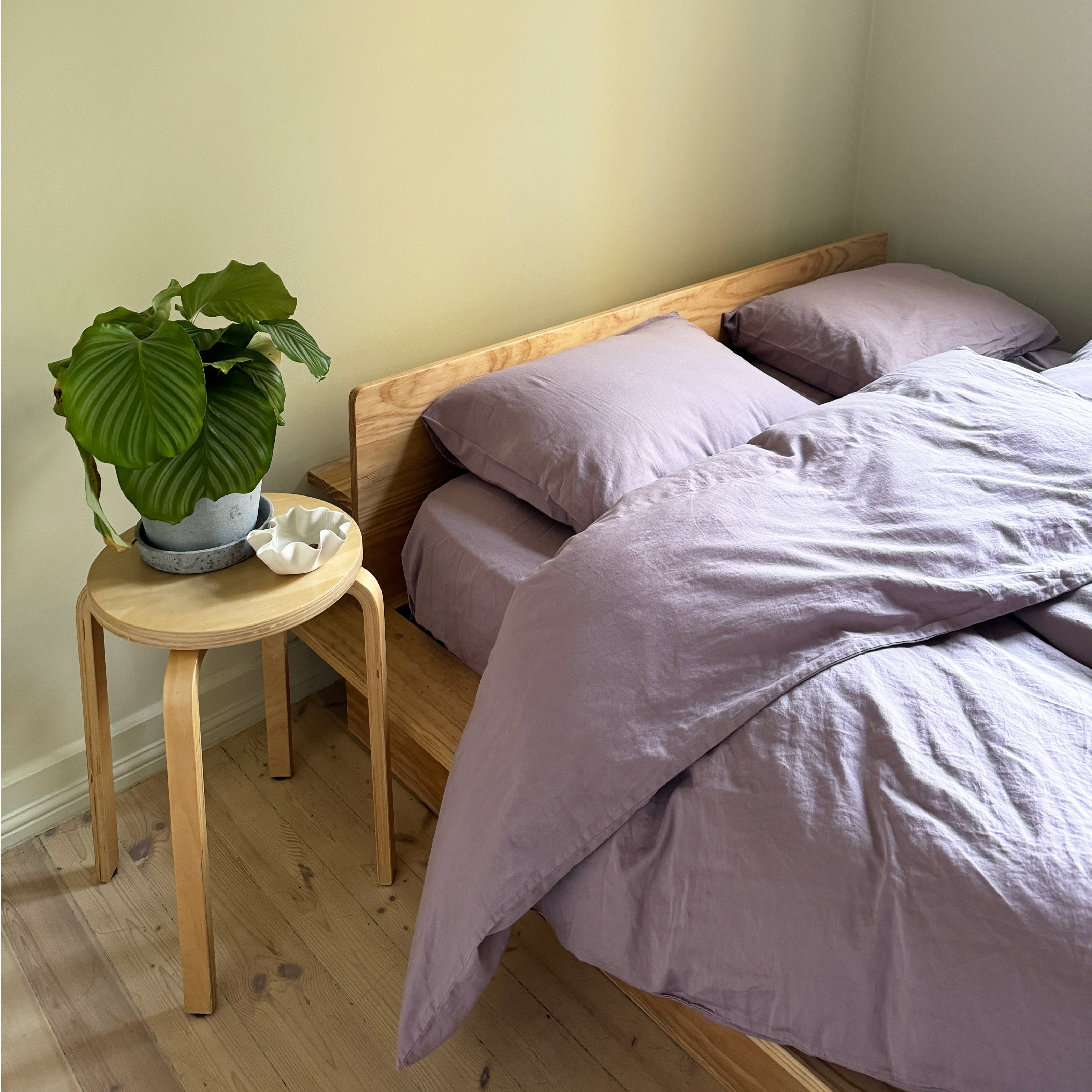 Sengesett i matt sateng Støvlilla