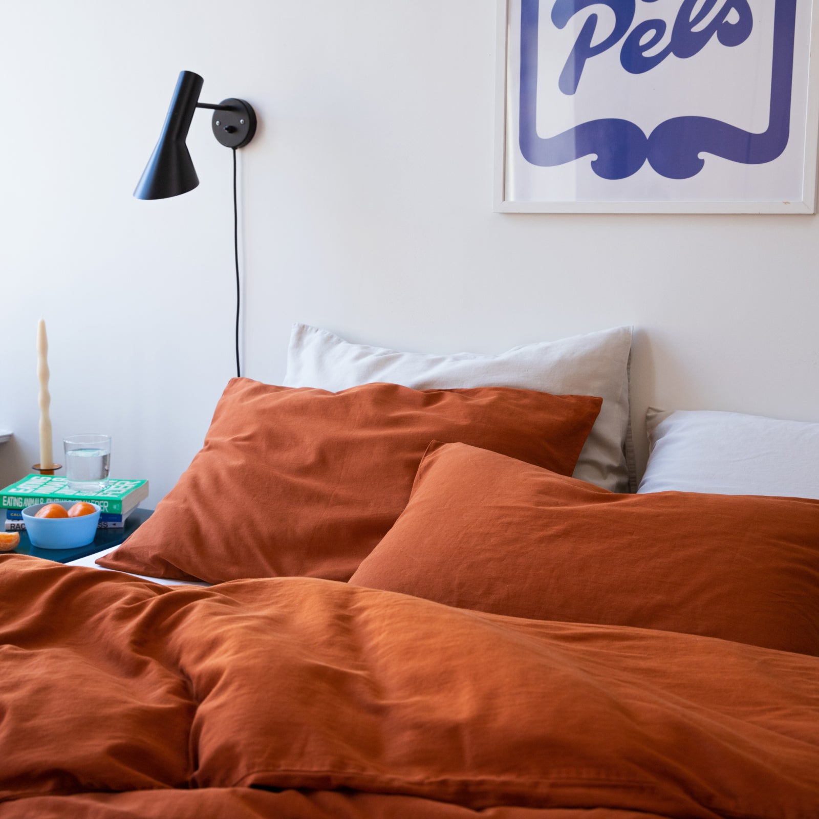 Rustrød Sengesett i matt sateng