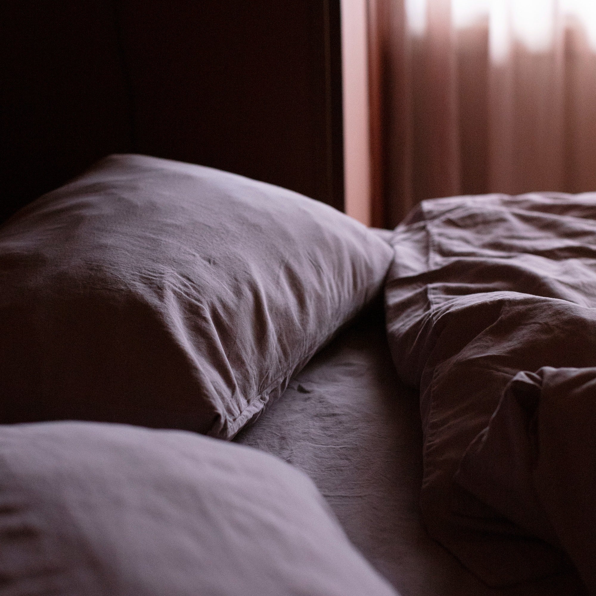 Sengesett i matt sateng Støvlilla