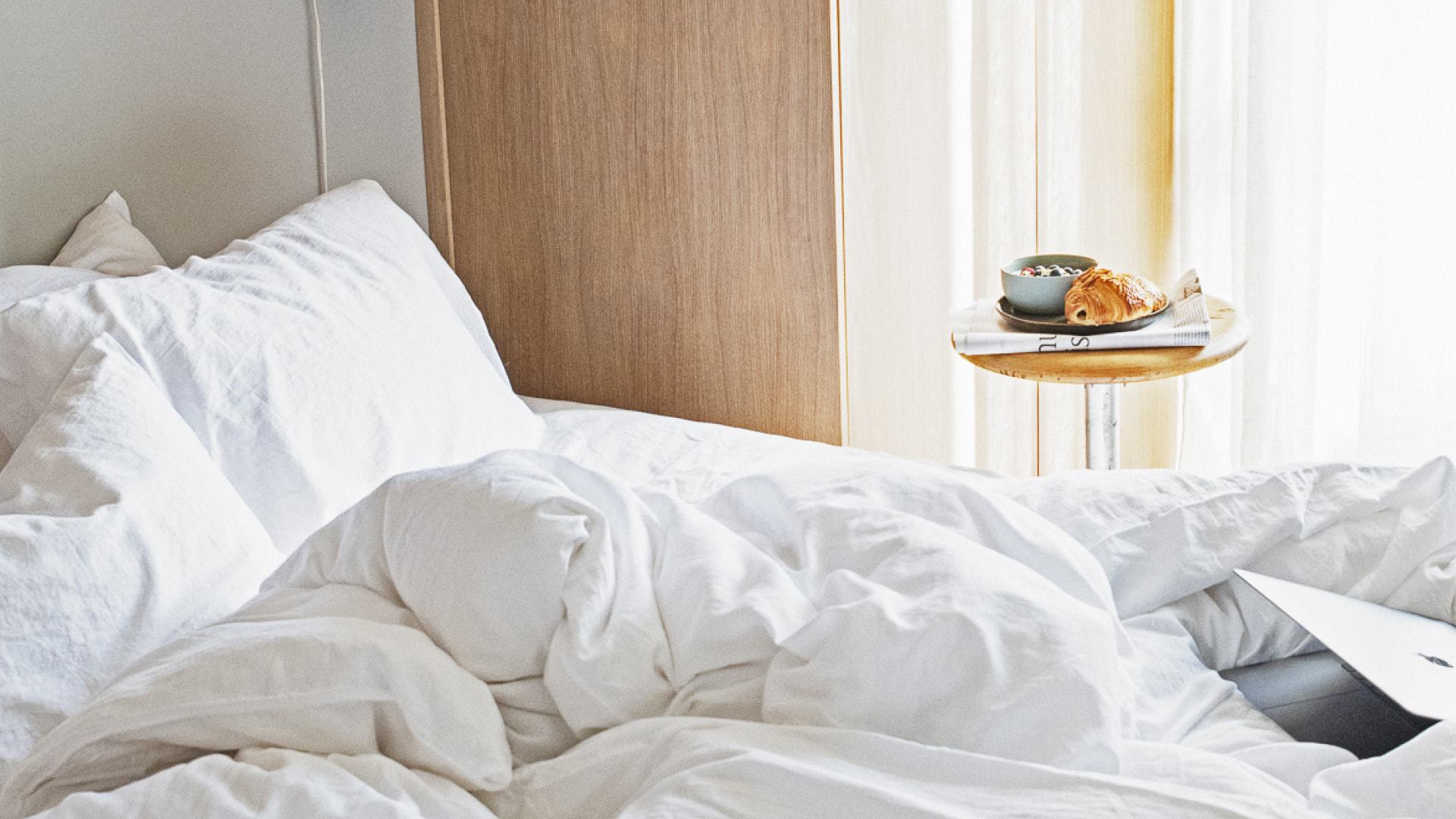 Hotellhvit sengetøy på soverom 